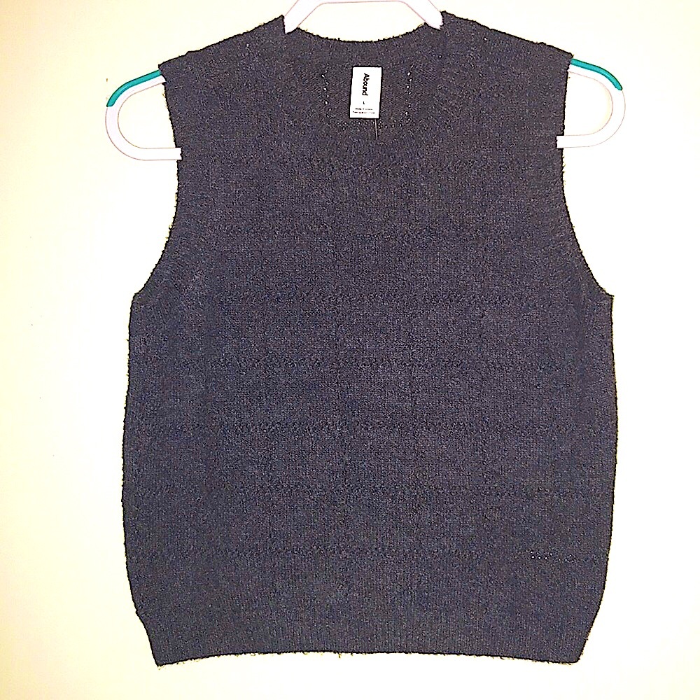 New!!! Sleeveless Grey Sweater NWT. Large